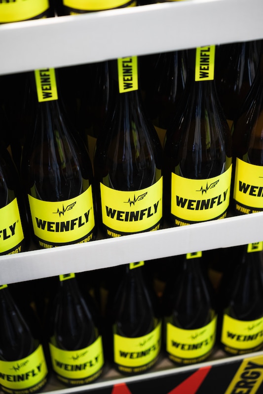Weinfly Flaschen im Regal