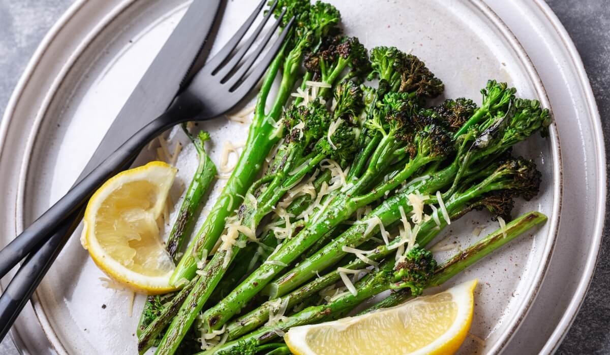 Wilder Brokkoli gebraten mit Zitrone angerichtet