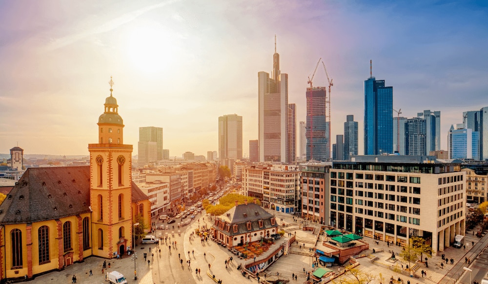 Zeil in Frankfurt mit Geschäften und Skyline bei Sonnenuntergang