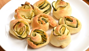 Zucchini-Blätterteig-Rosen auf einem Teller