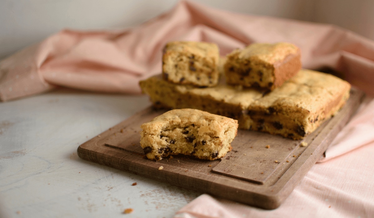 angeschnittene Blondies auf einem Brett