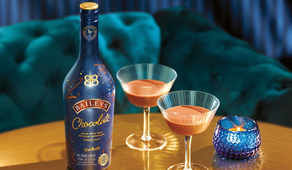 baileys chocolate likör, zwei gläser, eine Kerze