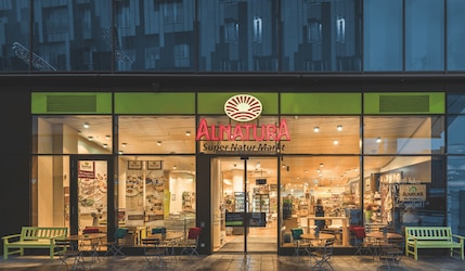 beleuchtete Alnatura Filiale im Dunkeln