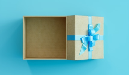 blauer Hintergrund, offene braune Box mit blauem Geschenkband