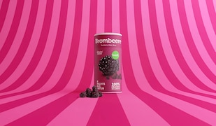 Packung buah Brombeere vor pinkem Hintergrund