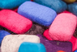 bunte Ako Pads auf einem Haufen