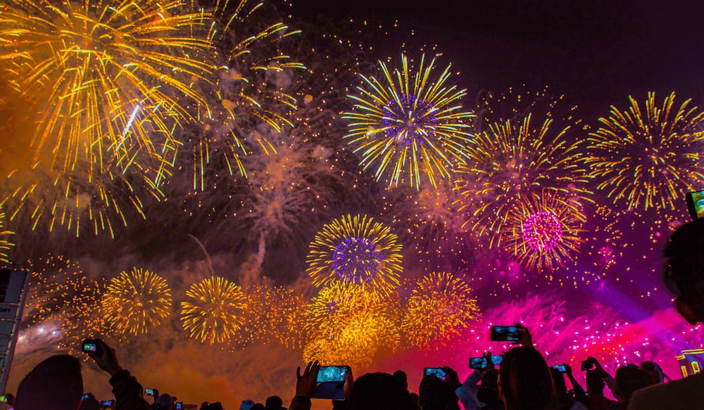 buntes Feuerwerk zu Silvester am Himmel