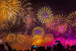 buntes Feuerwerk zu Silvester am Himmel