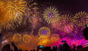 buntes Feuerwerk zu Silvester am Himmel