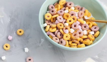 cornflakes loops in einer Schale auf grauem Hintergrund.png