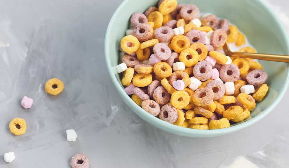 cornflakes loops in einer Schale auf grauem Hintergrund.png