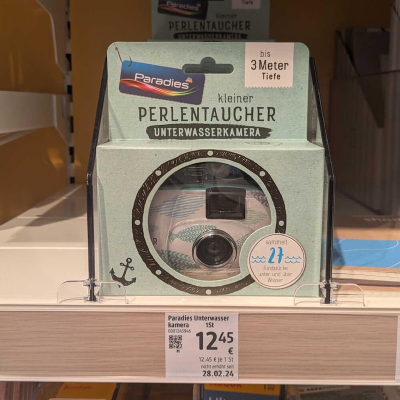 Unterwasserkamera der Eigenmarke von dm im Regal