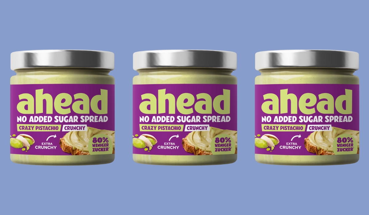 drei Gläser ahead Pistazien Creme, blauer Hintergrund