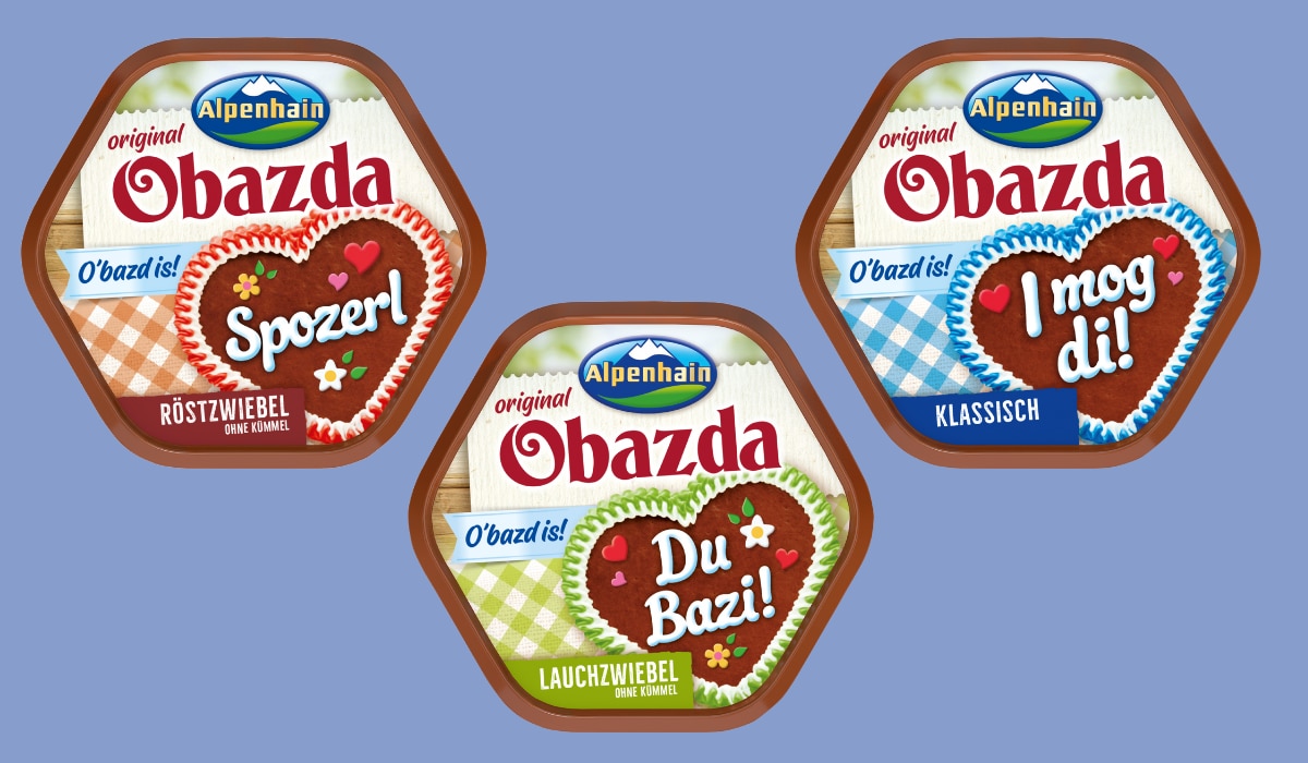 drei Packungen Obazda, blauer Hintergrund