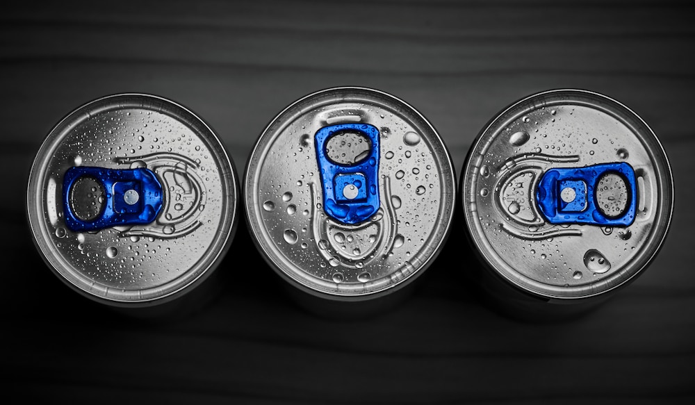 drei Red Bull Dosen von oben fotografiert