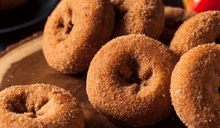 gebackene Apple Cider Donuts auf einem Brett