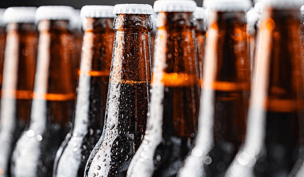 gekühlte Bierflaschen stehen in einer Reihe 