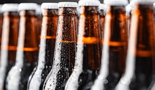 gekühlte Bierflaschen stehen in einer Reihe 