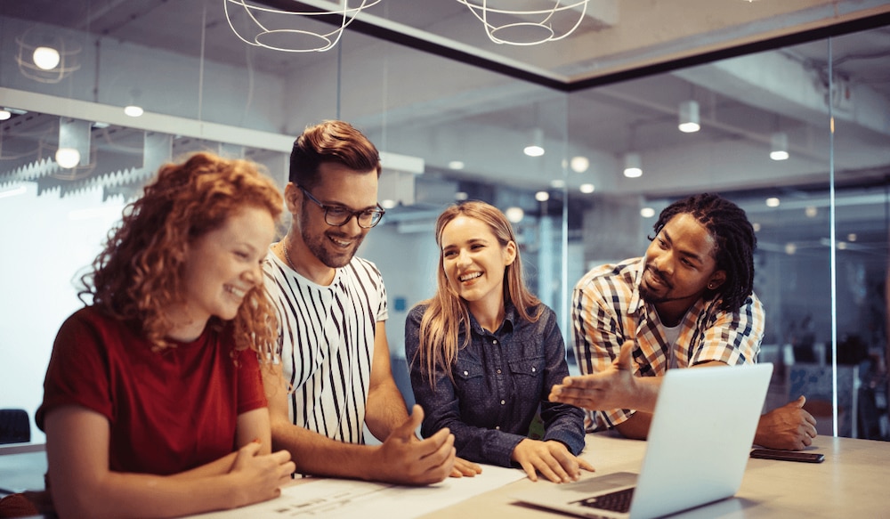 glückliche Menschen in einem Büro