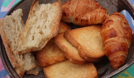 grauer teller mit toast und croissant und ziweback