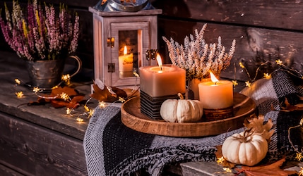 herbstliche Deko mit Kerzen, Kürbissen und Lichtern