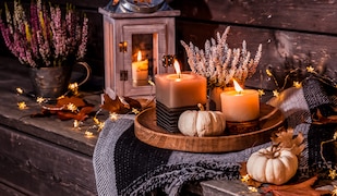 herbstliche Deko mit Kerzen, Kürbissen und Lichtern