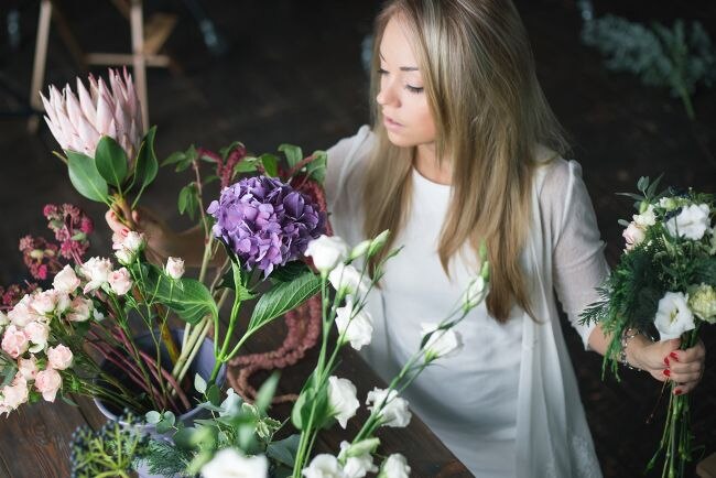 Floristin bei der Arbeit Floristin bindet Blumen