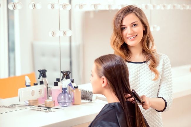Friseurin beim Stylen