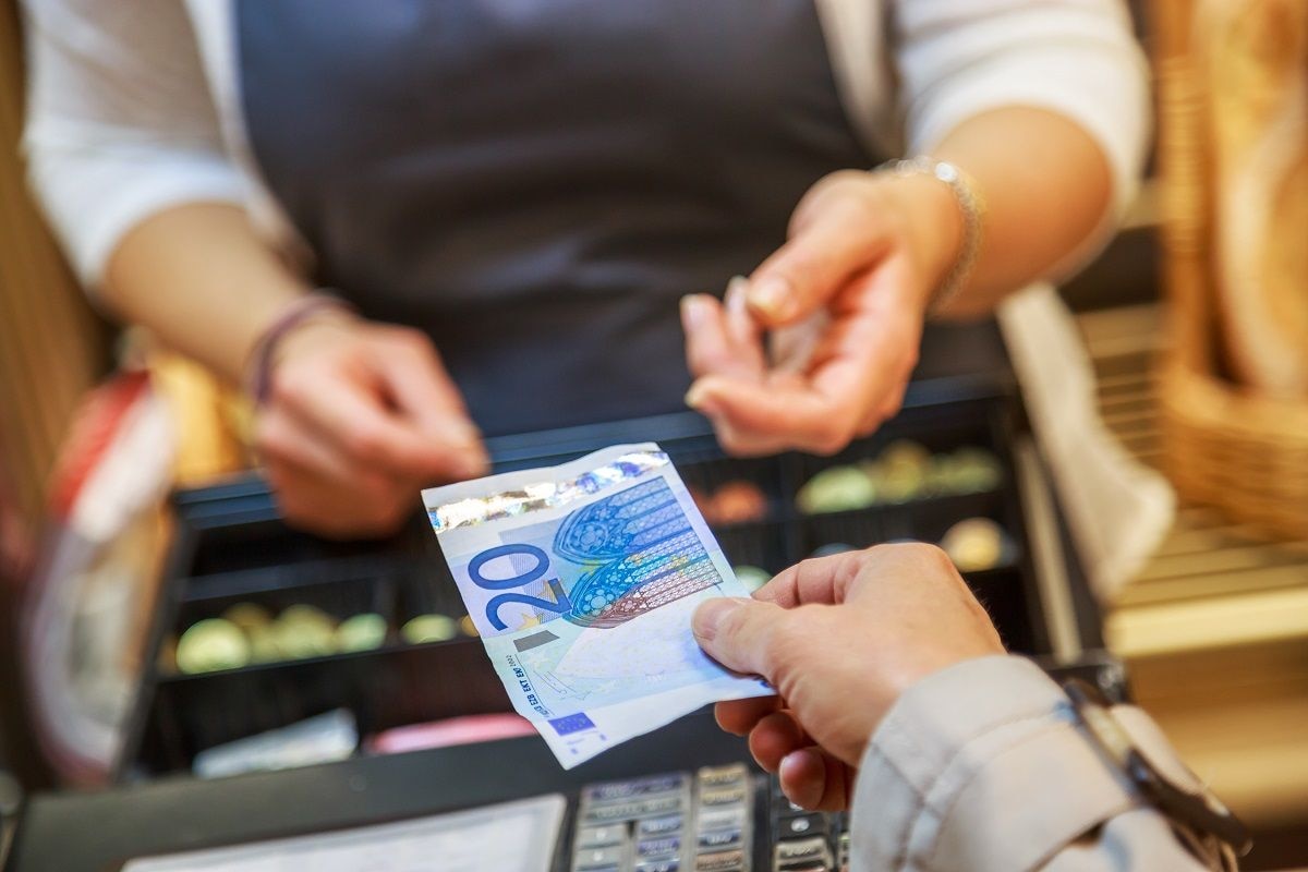 Geld abheben an der Kasse