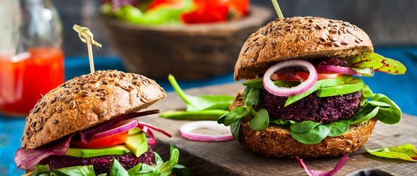 Welche veganen Burger kann man bei Aldi, Lidl, Netto & Co. kaufen?