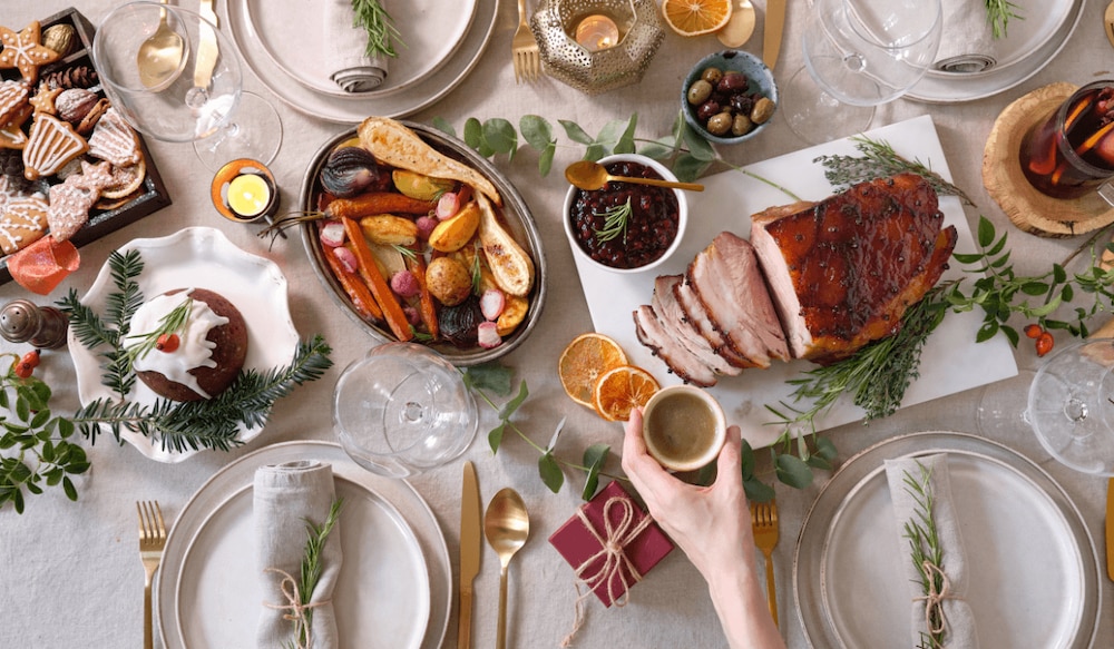 Festlich gedeckter Tisch zu Weihnachten