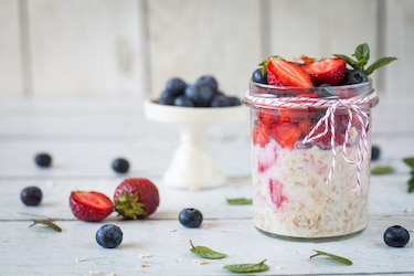 Guten Morgen Rezept: Overnight-Oats mit Erdbeeren und Heidelbeeren