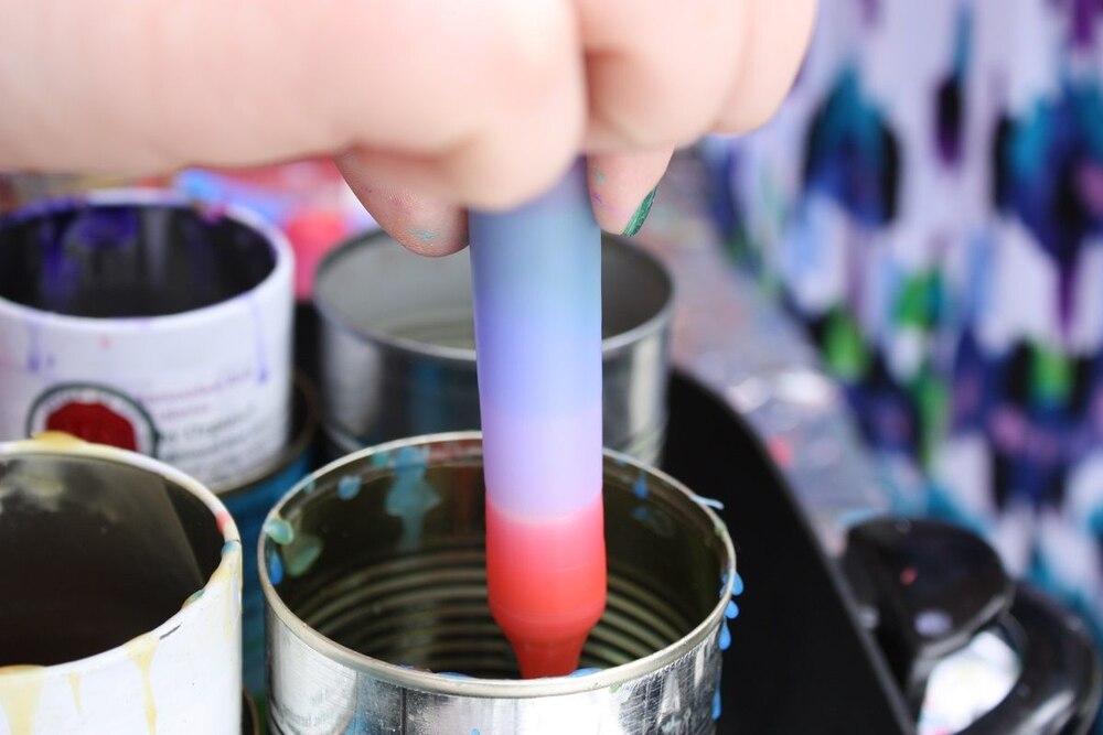 Dip-Dye-Kerzen mit Wachsmalstiften färben: Anleitung zum Instagram-Trend