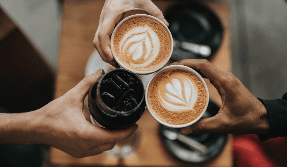 Mit Kaffee anstoßen