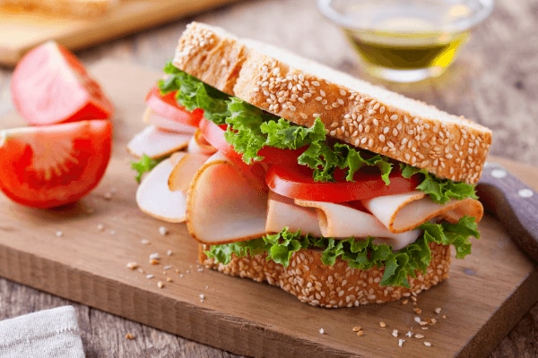 Belegtes Brot mit Schinken, Tomaten für Osterbrunch