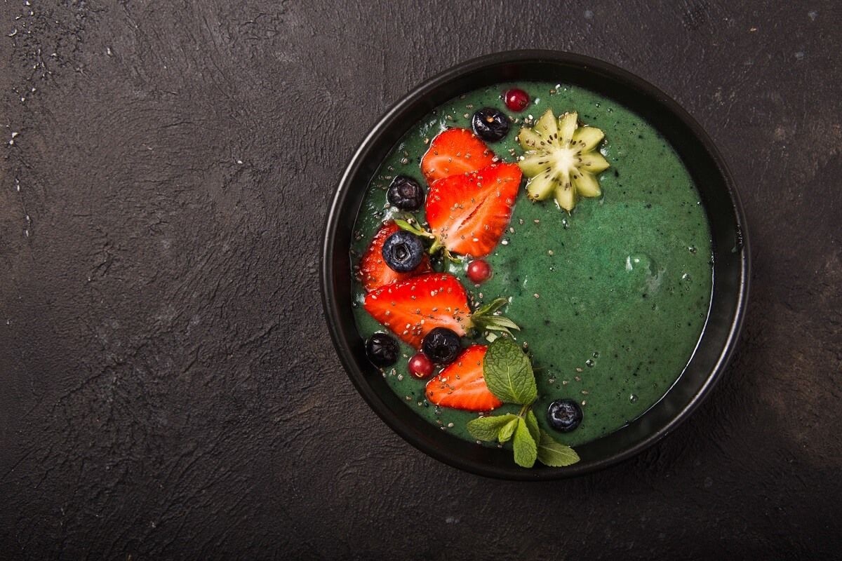 Spirulina Bowl für Oster-Frühstück