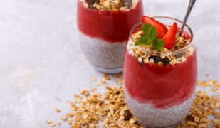 Chia-Pudding mit Fruchtpüree - Das gesunde Frühstücks-Rezept