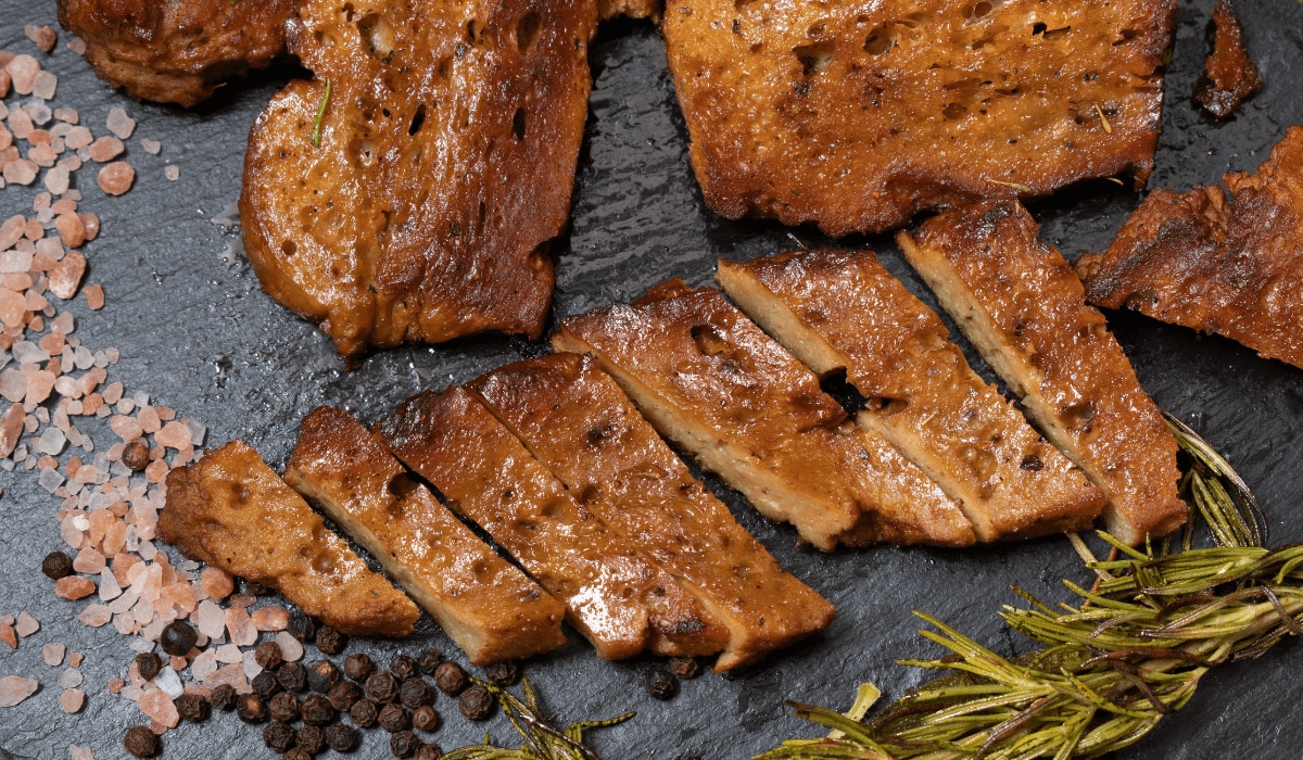 Seitan gebraten auf einem Teller