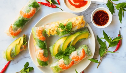 Rezept für leckere Summer Rolls in Reispapier mit Erdnuss-Dip