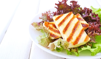 Was genau ist eigentlich Halloumi? Alles über den beliebten Käse!