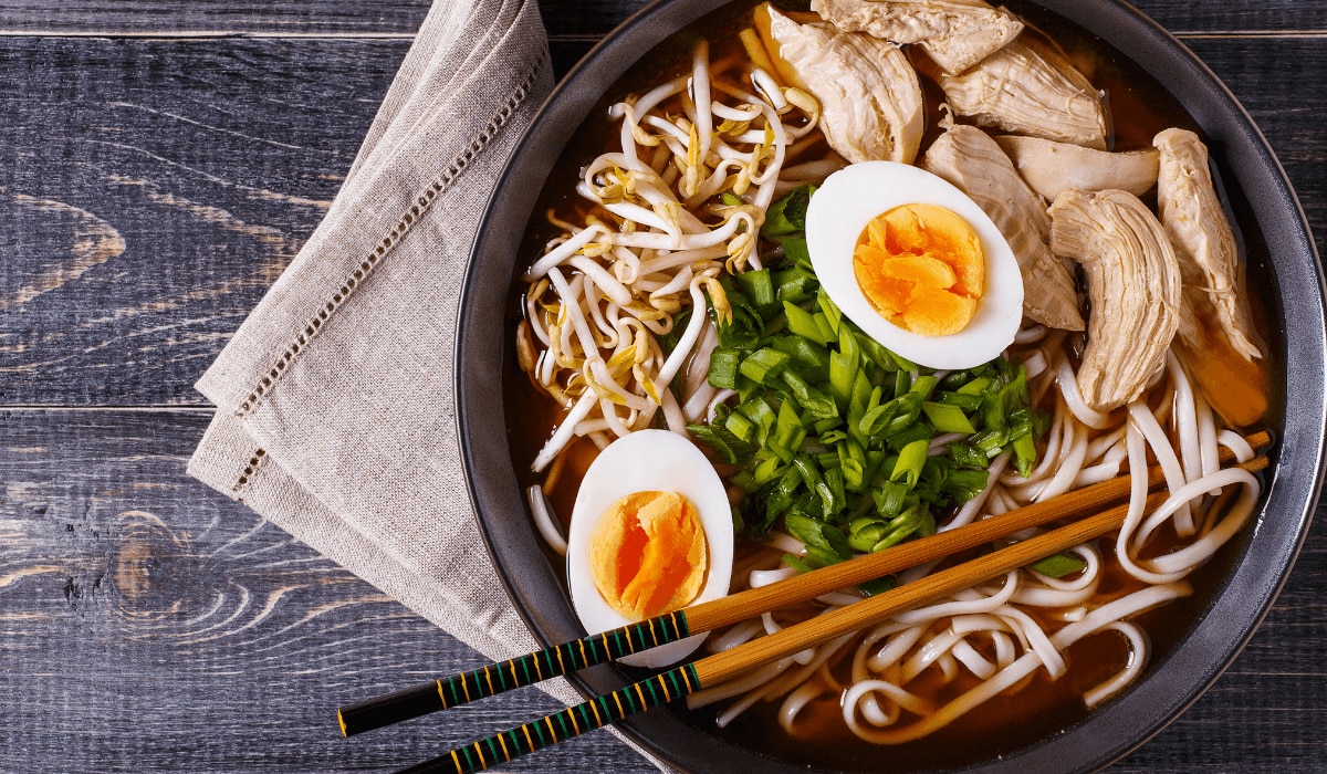 Ramen Brühe selber kochen - Rezept für perfekte asiatische Ramen-Suppe