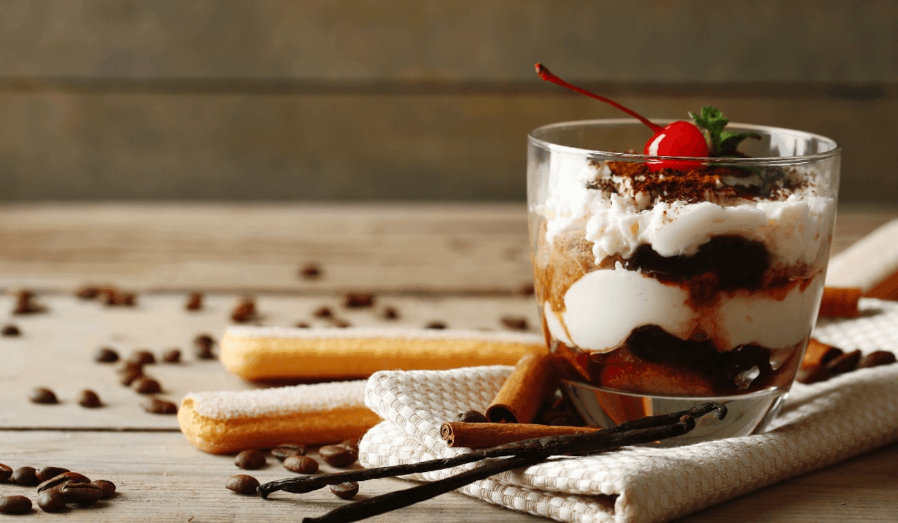 Vanillecreme mit Glühwein-Kirschen & Löffelbiskuit - Rezept für das winterliche Dessert mit Schuss