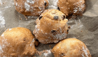 Schnelle Rosinenbrötchen ohne Hefe & Ei - TikTok Trend-Rezept