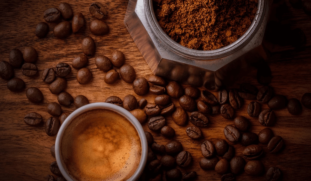 Frisch gebrühter Kaffee aus gemahlenen Kaffeebohnen