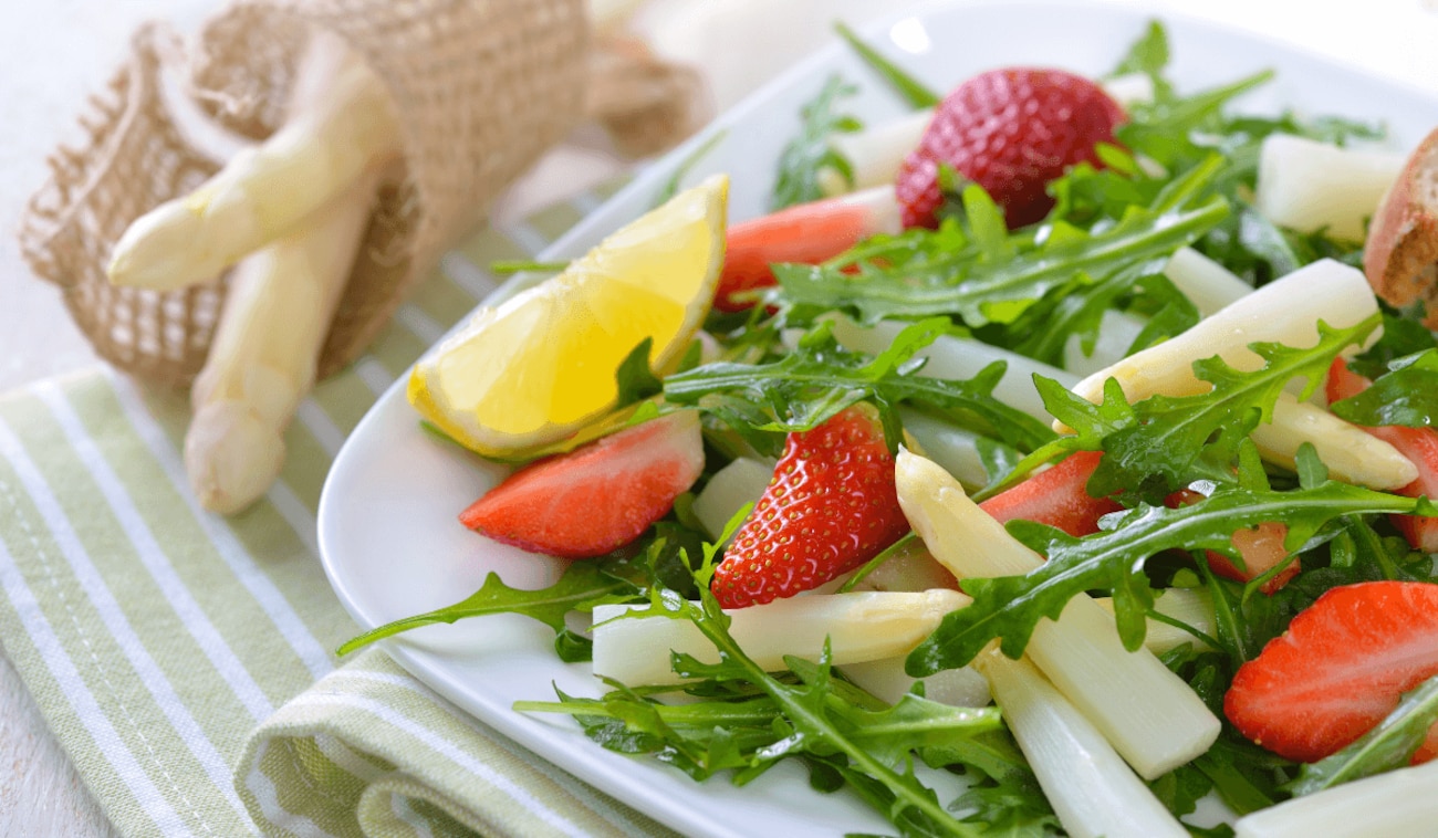 Rezept für Rucola-Salat mit Erdbeeren und Spargel zum Grillabend