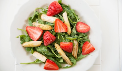 Erdbeeer-Spargel-Salat mit Ruccola