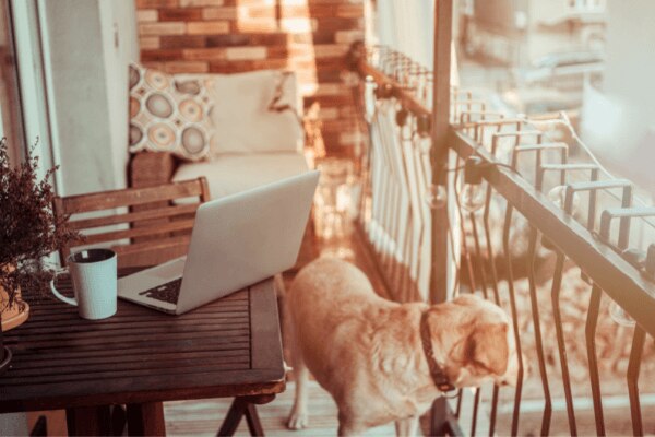 Home Office auf dem Balkon