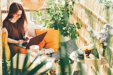 Sommerbalkon gestalten - Trends für Pflanzen, Möbel & Deko auf kleinen und großen Balkons