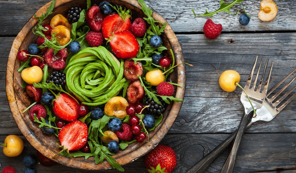 Beerensalat mit Rucola & Avocado