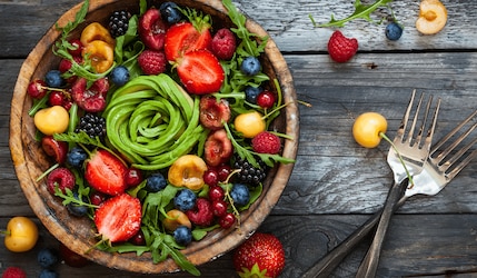 Beerensalat mit Rucola & Avocado